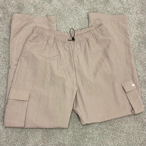 Nike Sportswear Essential Women's High-Rise Woven Cargo Pants (NWOT) - Picture 3 of 10